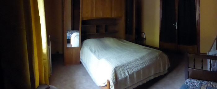 La première chambre équipée d'un lit double et un lit simple