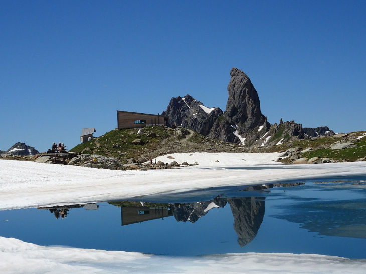 Le lac et le refuge de Presset avec la Pierra Menta