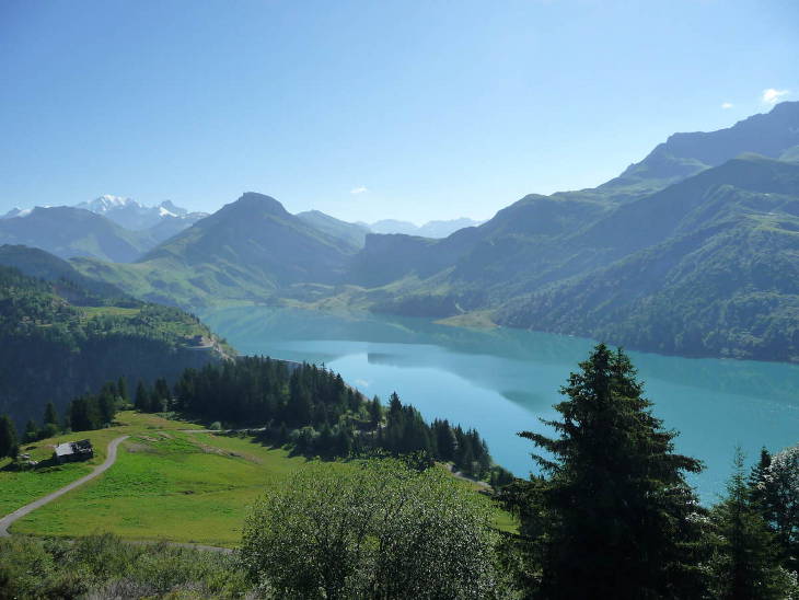 Le lac et le barrage de Roselend, le Mont-Blanc et le Roc du Vent