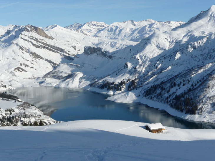 Le lac de Roselend en hiver depuis la Roche Parstire