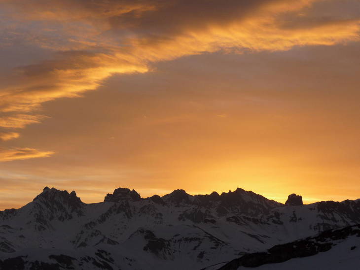 Lever de soleil sur la Pierra Menta et la brèche de Parozan