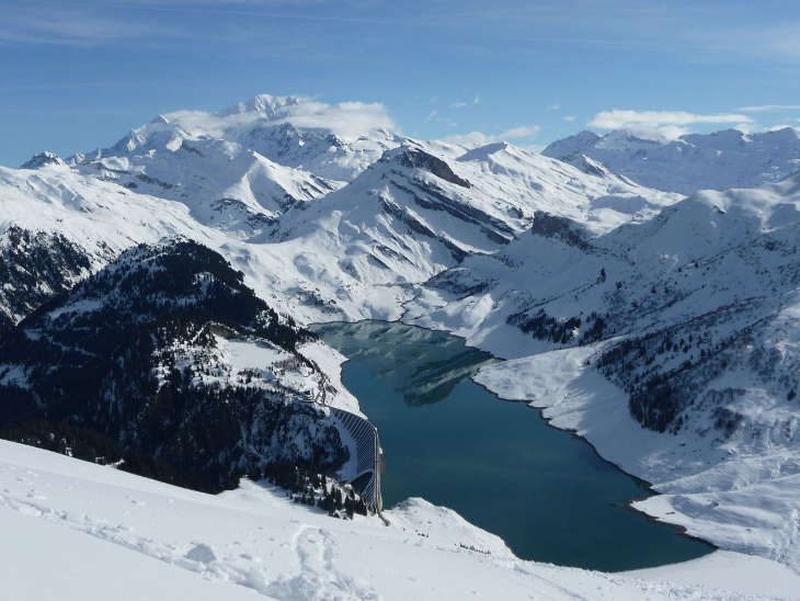 Le lac, le barrage de Roselend et le Mont-Blanc depuis la Roche Parstire en ski de randonnée